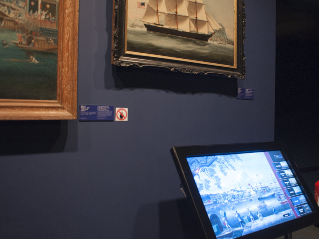 絵の下にある展示モニターでは絵の詳細を拡大して見ることができます