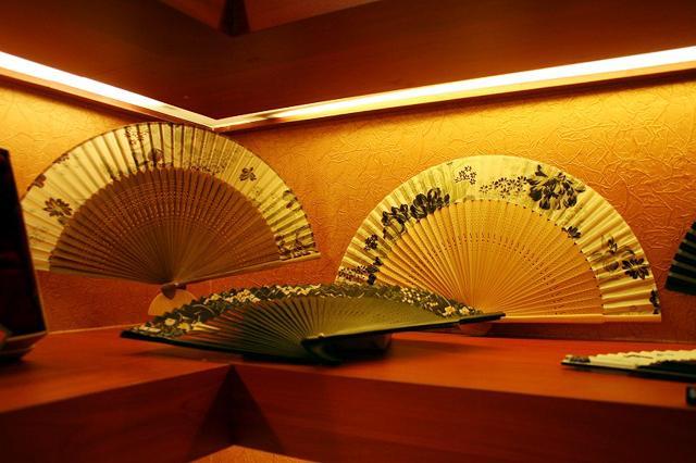 紙の部分が短く木の部分が長くなっているユニークな扇子。