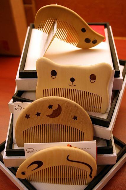 天然の木だけを使ったこんなかわいい櫛は、小さいお子さんにも持たせたいですね。身だしなみの大切さを幼いころからしつけるのにいいかも。