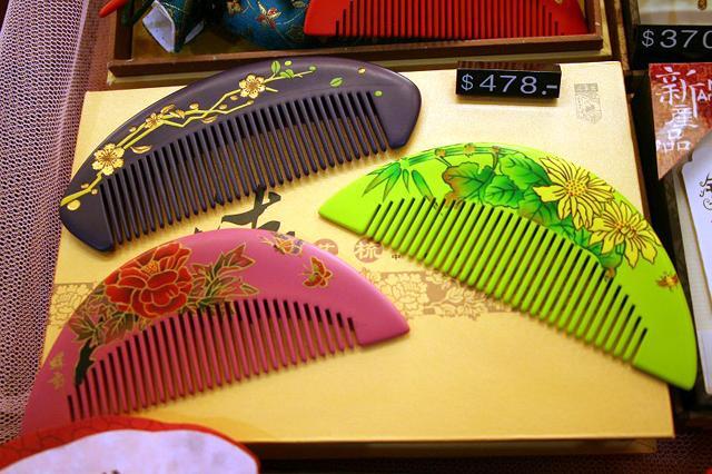 櫛自体の色調といい、描き出された模様といい、とても気品のある上品な櫛ですね。使い心地はもちろん、目にも美しい櫛です。