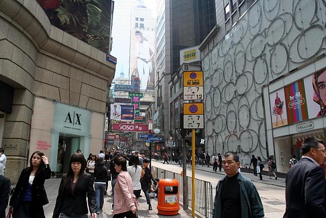 COACHとAXの店の間の道、徳己立街（D’Aguilar Street）の坂道を上ります。