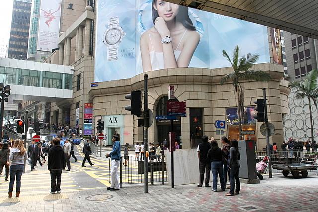 MTR港島線中環（セントラル）駅D1出口から出て右に進み、皇后大道中（Queen’s Rd Central）で右折します。