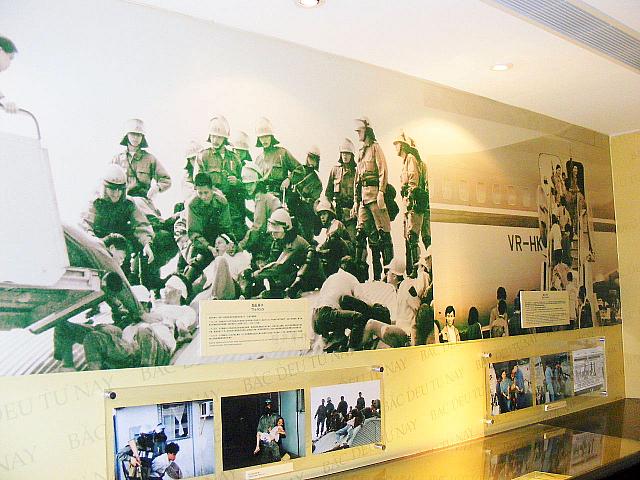 強制送還に対し抵抗している難民たちの様子　