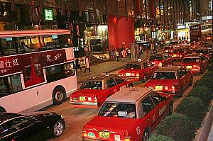 眼下のネーザンロードは、渋滞中。赤いタクシーが目立ちます。