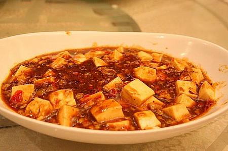 麻婆豆腐（7人以上の場合のみ）/よく唐辛子の効いたピリピリの辛さで、白いご飯と一緒に食べたい感じです。