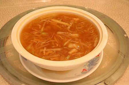 瑤柱冬茸羹/　ホタテのうまみがしっかり出ていて、程よい甘さが食欲をかきたててくれるスープです。