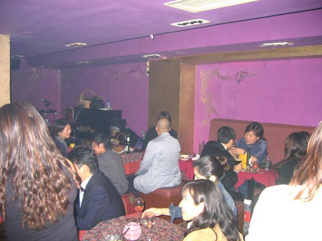 Co-Tats\'バンドのライブがあるので、この日のお客は殆どが日本人でした。だんだんとお店が満員状態になってきました。