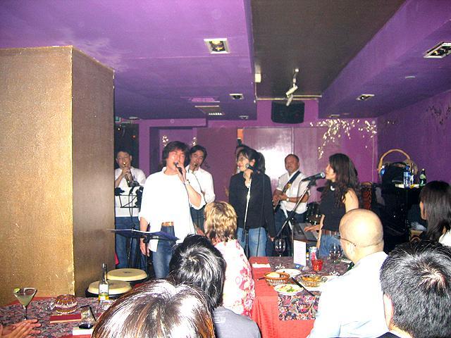 Bohemian Loungeではこのように近くて同じ目線でライブが楽しめるのがいいですね。