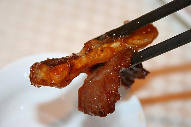 箸でつまんでも、なすはしゃきっとしています。