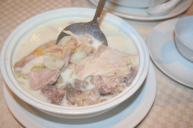 中には、煮込んだ具がぎっしり。もちろん食べてもOK!