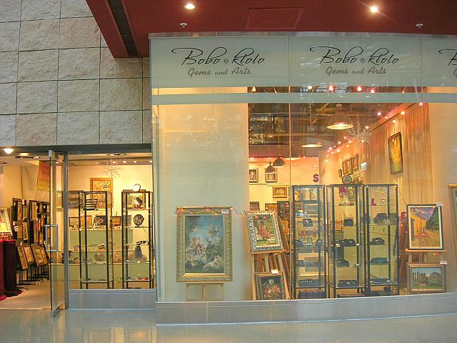 海外のインテリアや絵画を扱う「Bobo Klolo」