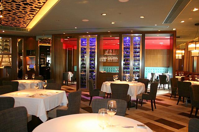 ワインセラーもインテリアのひとつ。シックな店内に明るい色合いを添えています。