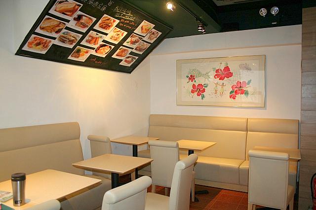 白を基調にした明るい店内