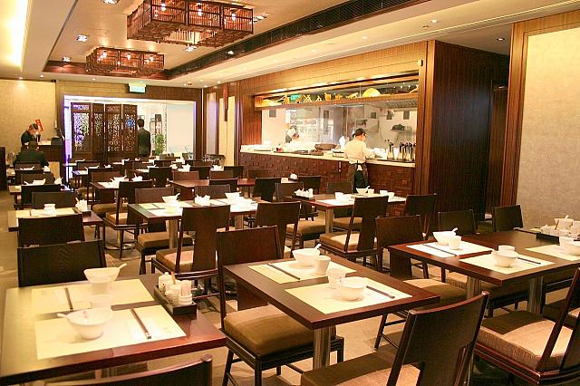 縦長に広いレストラン内