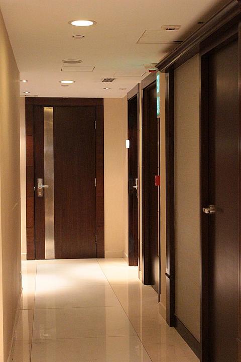 落ち着いた雰囲気の客室がある廊下。ここが下町のど真ん中とは信じられませんよね！