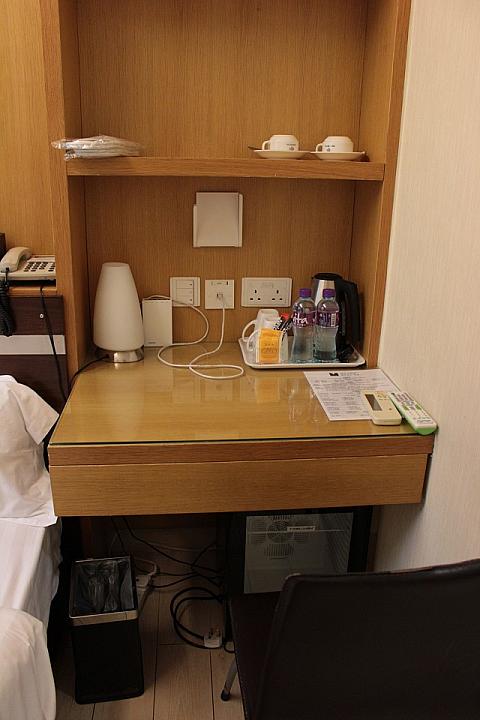 冷蔵庫は小さいですが、デスクのしたにあります。