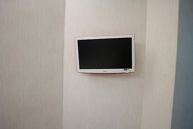 壁には備え付けのテレビがあります。