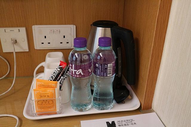 無料の水とポット、お茶もきちんとありますよ。