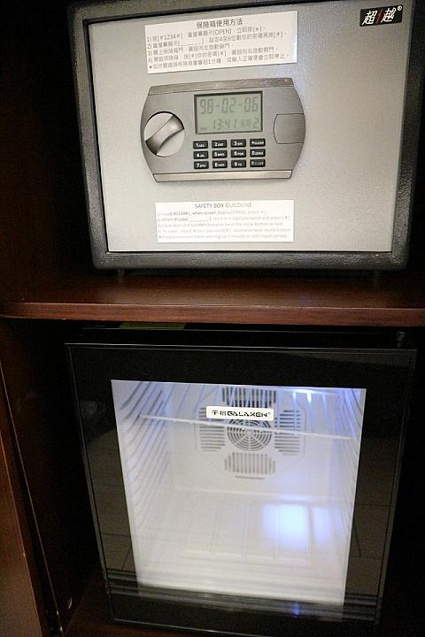 セーフティーボックスとミニ冷蔵庫。