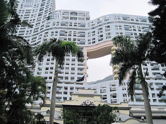 大きな空洞が目立ちます