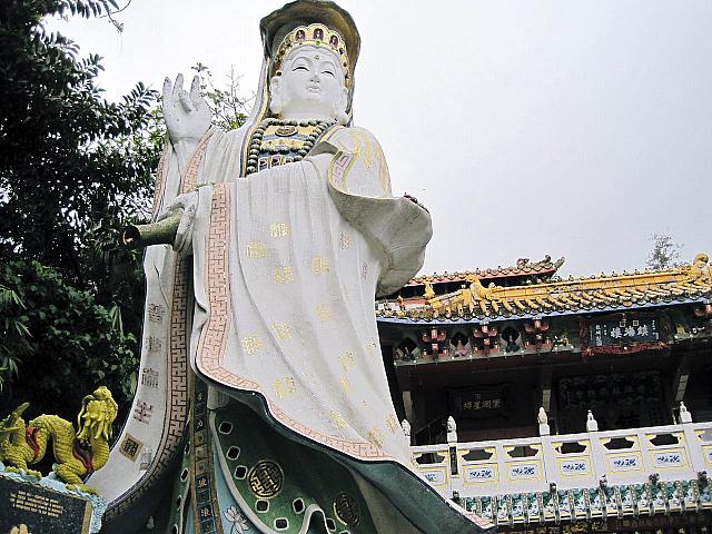 いきなり大きな観音像です