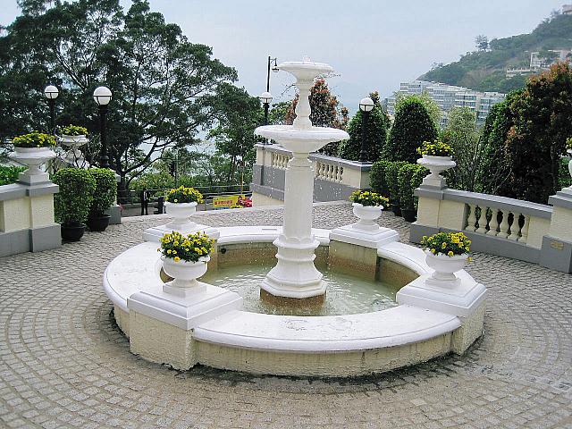 西洋風の庭には素敵な噴水があります