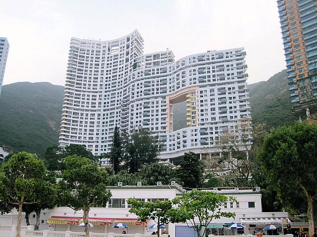 このマンションが見えたらバスを降りる準備をして下さい