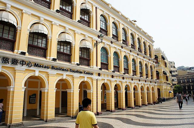 黄色の建物には観光案内所