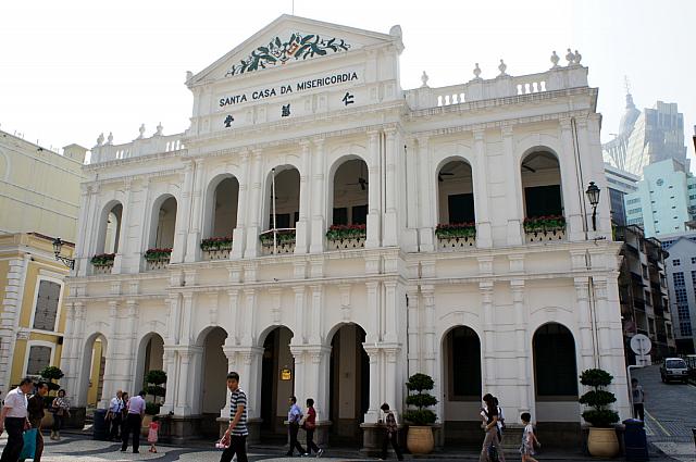 真っ白な外壁が美しい仁慈堂大楼