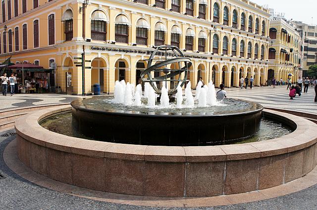 噴水の中心には地球儀