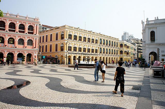 白と黒のモザイク模様が美しい広場