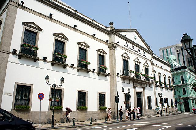 広場の前には世界遺産のひとつ民政総署があります