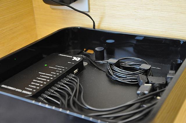 どんな形状のアダプターでもOKの携帯電話充電器です。（グランドスイート以上のカテゴリーに常備）