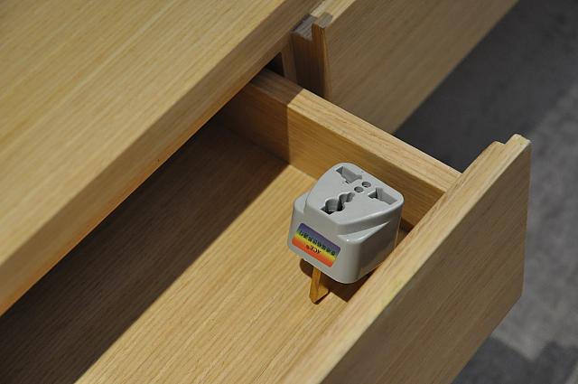 デスクの中に、コンセントのアダプターが入っています。