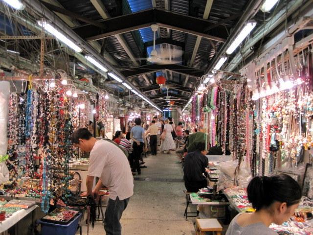 小さなお店がずらりと並んでいます　