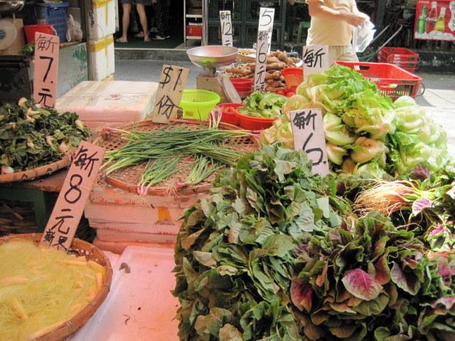 新鮮な野菜も並べられています