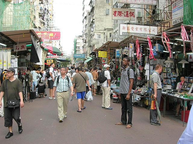 多国籍な客層。やはり、男性が8割以上。