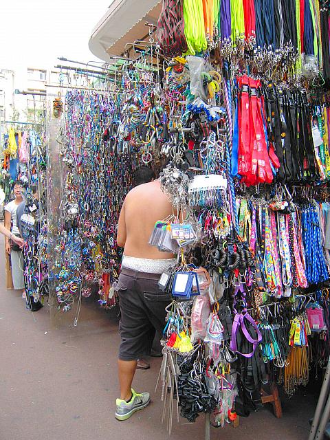 ほしいものを見つけたら、店の人に取ってもらった方が無難ですね。