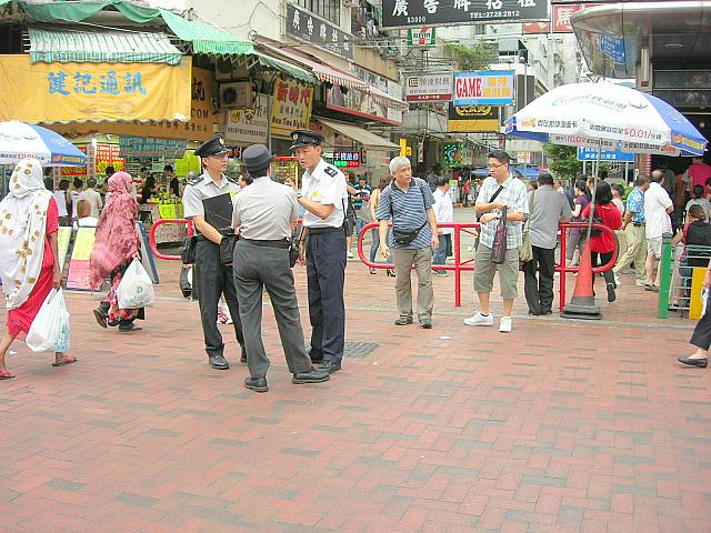 お巡りさんも、警邏中。
