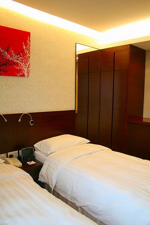 長細いクローゼットは部屋の隅に