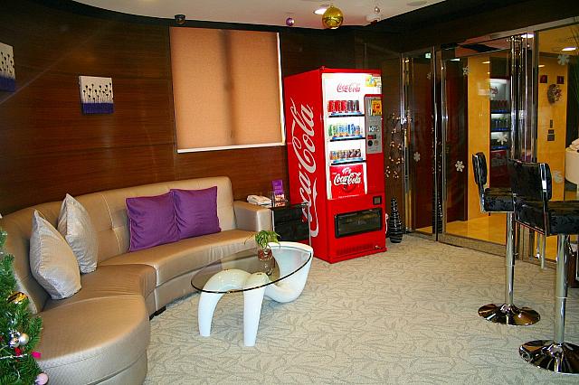 レセプションの横にロビールームがあり、自販機も