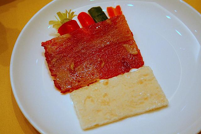 1.皮と一緒に食べたいパン＆具を取ります