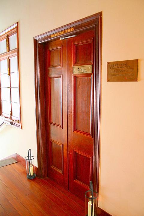 『印度警察』と書かれたドア