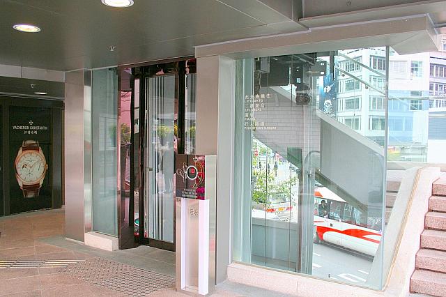 車椅子やベビーカーなら、エレベーターで。