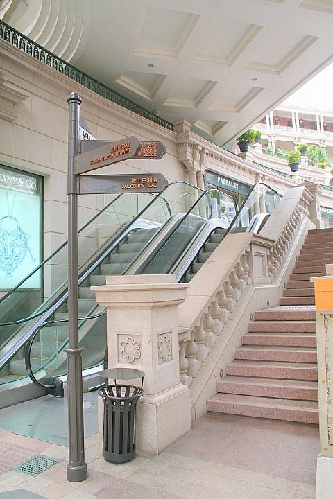 上には、階段やエスカレーターでどうぞ。