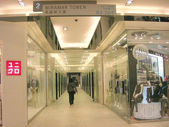 エレベーター中央に