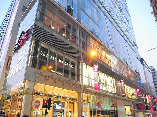 加連威老道に細長く続くビル