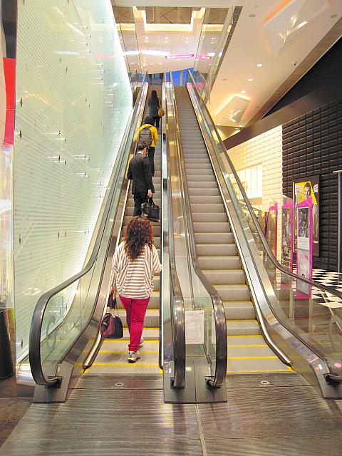 エスカレーターは、各入口付近