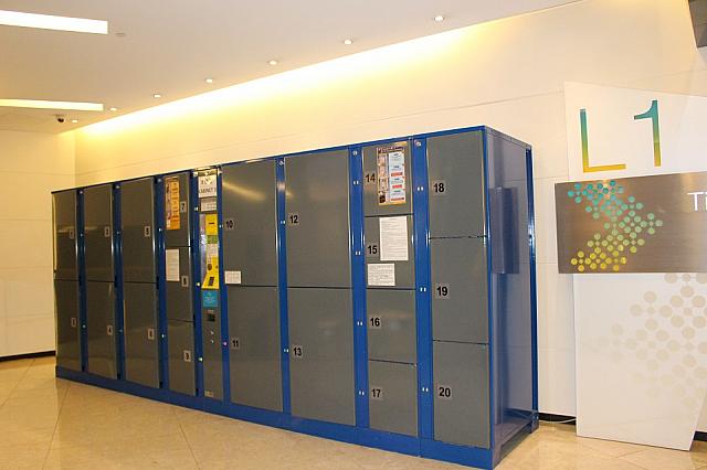 空港の行き返りの途中でも、荷物を預けられるロッカーがあるので安心。（1Fチケットセンター近く）