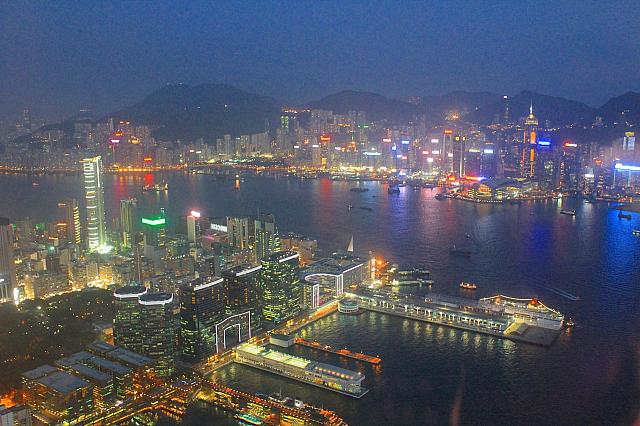 夜の尖沙咀フェリーターミナル周辺